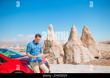 Uomo felice in vacanza estiva in luogo famoso. Formazioni cave. Foto Stock