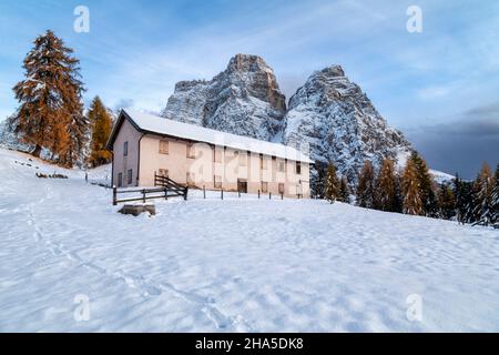 vista della baita fiorentina ai piedi del monte pelmo con impronte sulla prima neve autunnale,val fiorentina,borca di cadore,belluno,veneto,italia Foto Stock