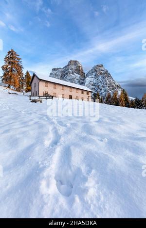 vista della baita fiorentina ai piedi del monte pelmo con impronte sulla prima neve autunnale,val fiorentina,borca di cadore,belluno,veneto,italia Foto Stock