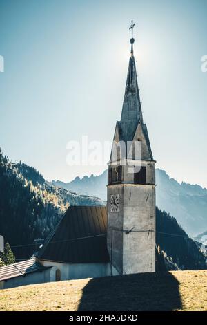 la chiesa di larzonei, villaggio nel comune di livinallongo del col di lana,belluno,veneto,italia Foto Stock