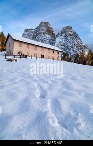 vista della baita fiorentina ai piedi del monte pelmo con impronte sulla prima neve autunnale,val fiorentina,borca di cadore,belluno,veneto,italia Foto Stock