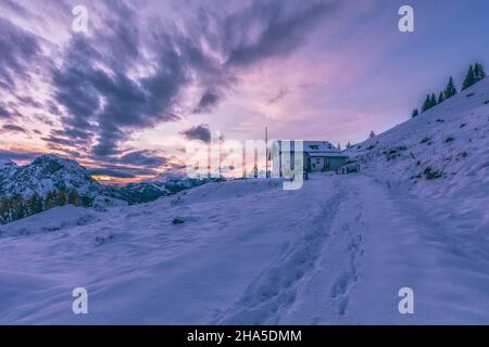 rifugio citta–€ di fiume,rifugio alpino in val fiorentina al tramonto in inverno,borca di cadore,belluno,veneto,italia Foto Stock