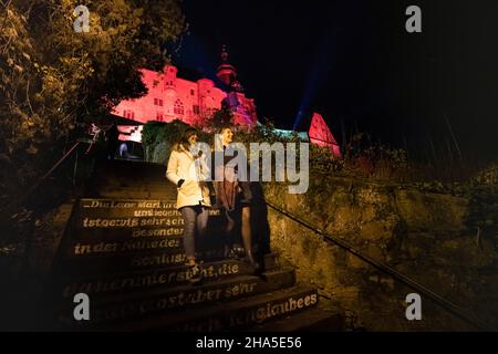 due donne sulla loro strada per il mercato di natale e festival di luci marburg b (u) y notte, assia, germania Foto Stock