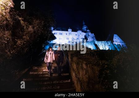 due donne sulla loro strada per il mercato di natale e festival di luci marburg b (u) y notte, assia, germania Foto Stock