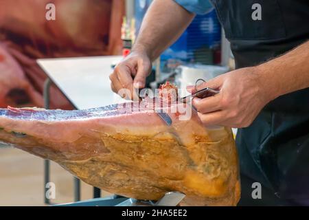 Coltello da taglio serrano chef man mano affettare del prosciutto crudo di  maiale stagionato italiano