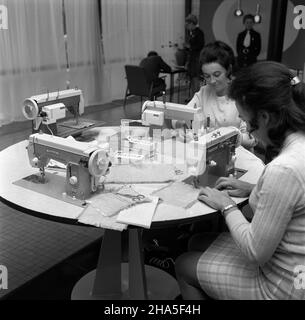 Warszawa, 1969-11-29. Wystawa sprzêtu elektronicznego i zmeccanizowanego sprzêtu gospodarstwa domowego, zorganizowana przez Ministerstwo Przemys³u Maszynowego i Warszawsk¹ Spó³dzielniê SpO¿ywców (WSS) Spo³em w siedzibie WSS Spo³em przy ulicy Bielañskiej. Czynna do koñca grudnia. NZ. maszyny do szycia z Zak³adów Wyrobów Metalowych £ucznik w Radomiu. mb PAP/Marek Langda Varsavia, 29 novembre 1969. Una mostra di apparecchiature elettroniche ed elettrodomestici, organizzata dal Ministero dell'industria delle macchine e dalla Cooperativa di Varsavia dei lavoratori dell'industria alimentare (WSS) Spolem, presso la sua sede in via Bielanska. Foto Stock