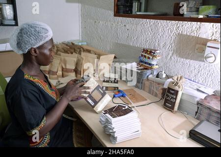 COSTA D'AVORIO, Abidjan, cioccolatiera locale le chocolatier ivoiren, Axel EMMANUEL Gbaou / ELFENBEINKUESTE, Abidjan, lokale ivoiriche Schokoladenmanufaktur le chocolatier ivoiren, Axel EMMANUEL Gbaou, verpackung Foto Stock