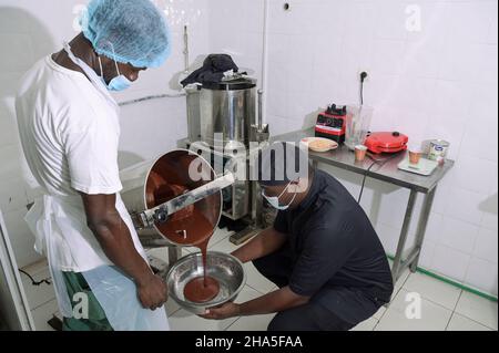 COSTA D'AVORIO, Abidjan, cioccolatiera locale le chocolatier ivoiren, Axel EMMANUEL Gbaou / ELFENBEINKUESTE, Abidjan, lokale ivoirische Schokoladenmanufaktur le chocolatier ivoiren, Axel EMMANUEL Gbaou Foto Stock