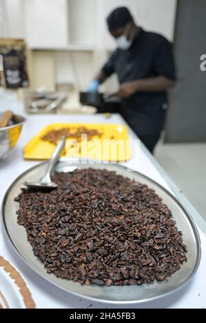 COSTA D'AVORIO, Abidjan, cioccolatiera locale le chocolatier ivoiren, Axel EMMANUEL Gbaou / ELFENBEINKUESTE, Abidjan, lokale ivoirische Schokoladenmanufaktur le chocolatier ivoiren, Axel EMMANUEL Gbaou Foto Stock