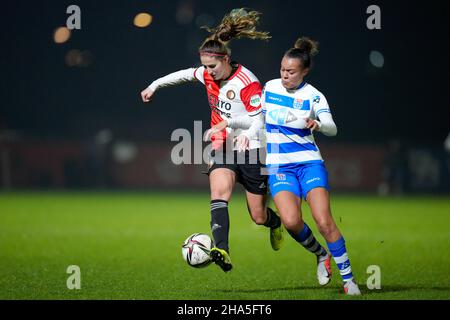 ROTTERDAM, PAESI BASSI - DICEMBRE 10: Pia Rijsdijk di Feyenoord, Licia Darnoud di PEC Zwolle durante il match pure Energie Eredivie Vrouwen tra Feyenoord Rotterdam e PEC Zwolle a Nieuw Varkenoord il 10 Dicembre 2021 a Rotterdam, Paesi Bassi (Foto di Yannick Verhoeven/Orange Pictures) Foto Stock