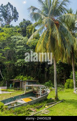 Vecchia barca a Gaya Island in Tunku Abdul Rahman National Park, Sabah, Malesia Foto Stock