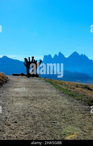 rootstock, foto motivo, vista panoramica dal bosco di hoehenweg waldk, il plose in suedtirol / alto adige fino alle vette geisler nei pressi di brixen, alto adige, italia Foto Stock