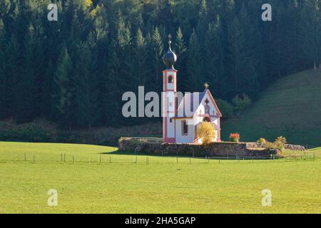 chiesa di san giovanni in ranui,johanneskapelle,gruppo geisler,villnösstal,eisacktal alto adige,italia Foto Stock