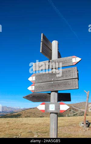 latzfons,klausen,provincia di bolzano,alto adige,italia,europa. indicazioni verso la chiesa rifugio e pellegrinaggio latzfonser kreuz,gasteiger sattel,stöffelhütte di fronte a un cielo blu Foto Stock