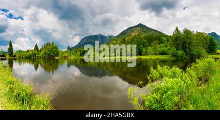 Rubihorn, 1957 m, Gaisalphorn, 1953 m, e Schattenberg, 1845 m, Moorweiher, nei pressi di Oberstdorf, Oberallgäu, Allgäu, Baviera, Germania Foto Stock