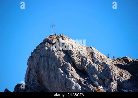 alpinisti sulla strada per la cima croce del karwendelspitze occidentale (2385m), mittenwald, germania, baviera, alta baviera, cielo blu Foto Stock