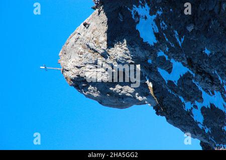 alpinisti sulla strada per la cima croce del karwendelspitze occidentale (2385m), mittenwald, germania, baviera, alta baviera, cielo blu Foto Stock