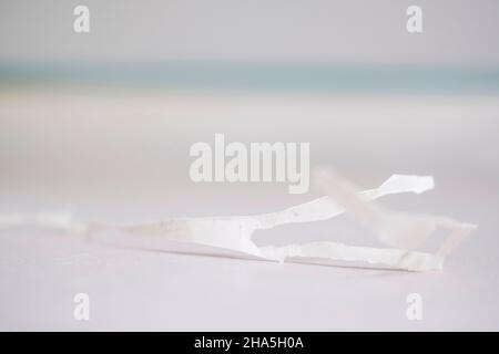 cantiere, ristrutturazione e ristrutturazione di un appartamento, dettaglio di scarti di carta da carta da parati Foto Stock