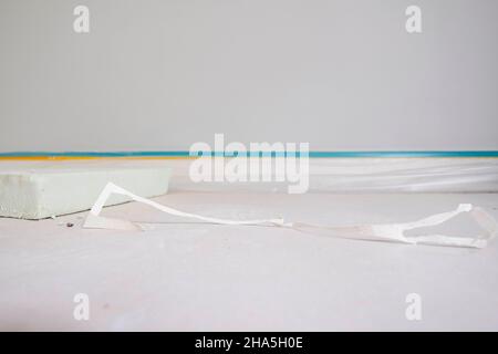 cantiere, ristrutturazione e ristrutturazione di un appartamento, dettaglio di scarti di carta da carta da parati Foto Stock