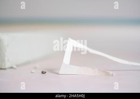 cantiere, ristrutturazione e ristrutturazione di un appartamento, dettaglio di scarti di carta da carta da parati Foto Stock