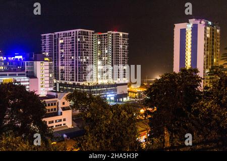 Vista notturna dello skyline di Kota Kinabalu, Sabah, Malesia Foto Stock