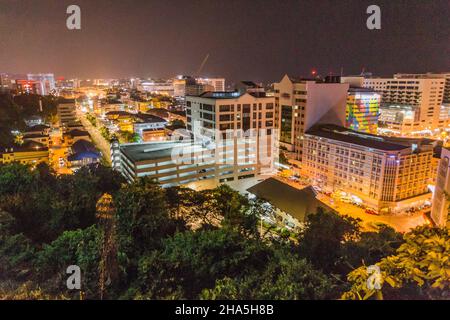 Vista notturna dello skyline di Kota Kinabalu, Sabah, Malesia Foto Stock