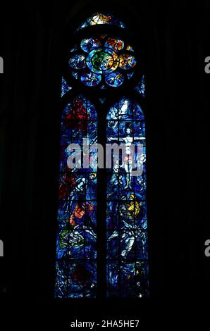 vetrate colorate nel coro di fronte, progettato da marc chagall, cattedrale di notre dame, sito patrimonio dell'umanità dell'unesco, reims, champagne, francia Foto Stock