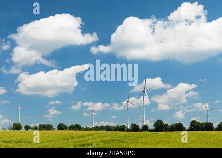 turbina eolica su un campo di grano, hohenlohe, baden-württemberg, germania Foto Stock