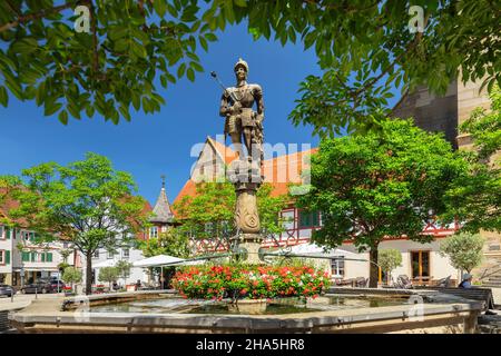 graf-albrecht-brunnen sulla piazza del mercato con il mesner stiftskirche,öhringen,hohenlohe,baden-wuerttemberg,germania Foto Stock