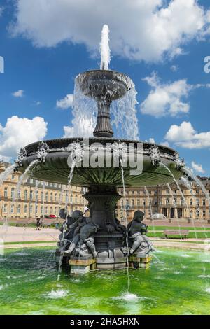 fontana su schlossplatz e nuovo palazzo, stoccarda, baden-wuerttemberg, germania Foto Stock