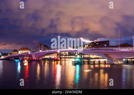 Copenaghen, Koebenhavn: Inderhavnsbroen (il ponte interno del porto), ponte combinato pedonale e ciclista, in Zelanda, Sealand, Sjaelland, Danimarca Foto Stock