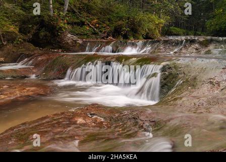 Bella vista della cascata della foresta nell'isola di Kunashir, Kurils, Russia Foto Stock