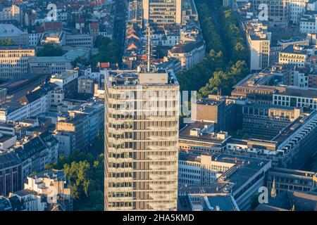 la torre di colonia (in tedesco: kölnturm) - un grattacielo da ufficio a 44 piani nel quartiere köln-neustadt-nord di colonia che si erge a 148,5 m (487 ft) di altezza, o 165,48 m (542,9 ft), inclusa la sua antenna - catturato via zeppelin al mattino presto subito dopo l'alba. parete gladbacher, colonia, renania settentrionale-vestfalia, germania Foto Stock