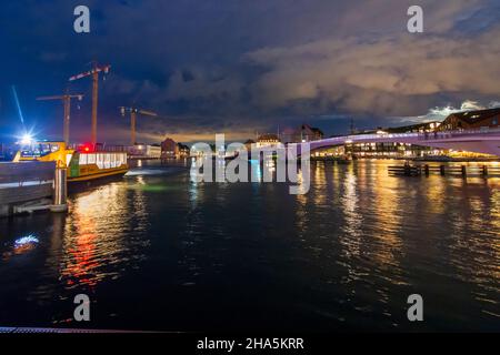 Copenaghen, Koebenhavn: Inderhavnsbroen (il Ponte del Porto interno), ponte combinato pedonale e ciclista, nave traghetto, in , Zelanda, Sealand, Sjaella Foto Stock