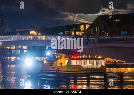 Copenaghen, Koebenhavn: Inderhavnsbroen (il Ponte del Porto interno), ponte combinato pedonale e ciclista, nave traghetto, in , Zelanda, Sealand, Sjaella Foto Stock