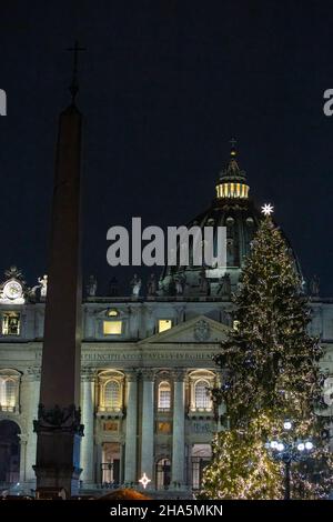 Vaticano. 10th Dic 2021. Particolare dell'albero di Natale in Piazza San Pietro. Cerimonia di illuminazione della Natività, della regione di Huancavelica, in Perù, e dell'albero di Natale, di 113 anni, alto 28 metri, dono della città di Andalo in Trentino Alto Adige-Alto Adige, Italia nord-orientale, che adorna Piazza San Pietro in Vaticano. (Foto di Stefano Costantino/SOPA Images/Sipa USA) Credit: Sipa USA/Alamy Live News Foto Stock