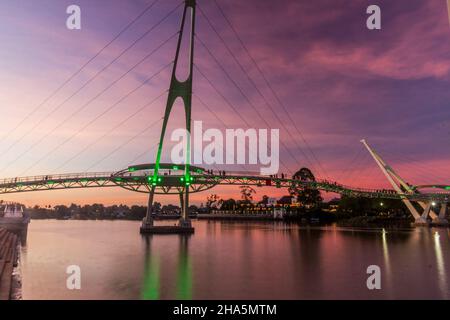 Darul Hana Bridge nel centro di Kuching, Malesia Foto Stock