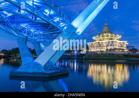 Darul Hana Bridge e il Sarawak state legislative Assembly Building nel centro di Kuching, Malesia Foto Stock