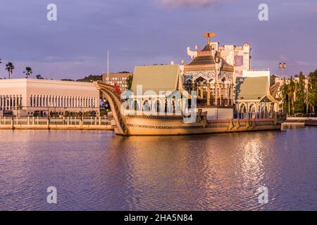 Replica di una chiatta reale a Bandar seri Begawan, capitale del Brunei Foto Stock