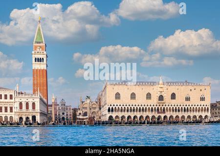 Venezia, Italia. Vista su Piazza San Marco, Palazzo Ducale, Ponte dei Sospiri, il Campanile, le due colonne. Visualizza avanti Foto Stock