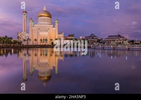 Omar Ali Saifuddien Mosque a Bandar seri Begawan, capitale del Brunei Foto Stock
