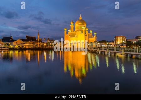 Omar Ali Saifuddien Mosque a Bandar seri Begawan, capitale del Brunei Foto Stock
