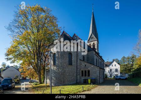 germania,haan,bergisches terra,niederbergisches terra,niederberg,renania,renania settentrionale-vestfalia,renania settentrionale-vestfalia,haan-gruiten,villaggio storico gruiten,alberi,colori autunnali,chiesa cattolica st. nikolaus,chiesa di ramo,neoromanica Foto Stock