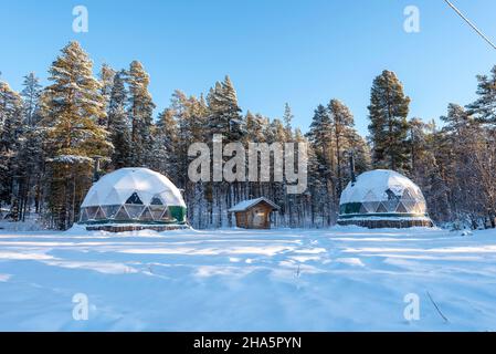 due igloo di vetro appartengono al complesso alberghiero jeris am sul lago jerisjärvi, parco nazionale pallas-yllästunturi, muonio, lapponia, finlandia Foto Stock