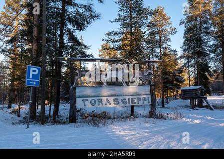 cartello con la renna, ingresso all'area di allevamento delle renne, torassieppi, muonio, lapponia, finlandia Foto Stock