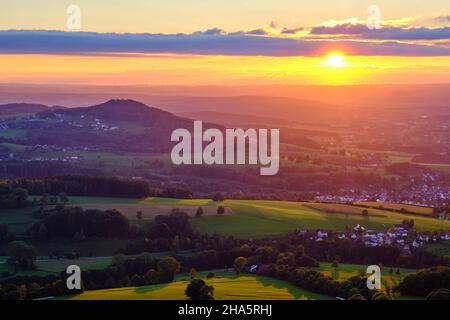tramonto al pferdskopf in autunno, riserva della biosfera del rhoen, assia, germania Foto Stock