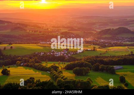 tramonto al pferdskopf in autunno, riserva della biosfera del rhoen, assia, germania Foto Stock