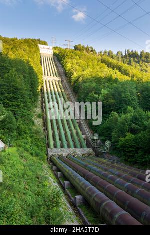 kochel am see, centrale idroelettrica walchensee, i sei penstocks in alta baviera, germania Foto Stock