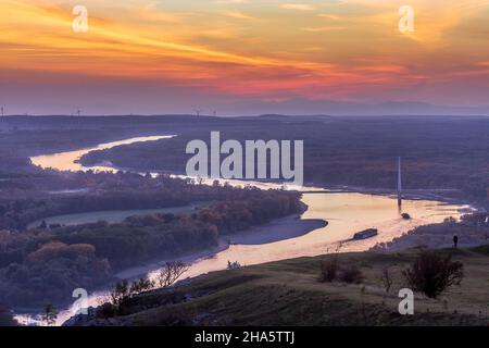 hainburg an der donau, vista sul fiume donau (danubio) e nationalpark donau-auen (parco nazionale danubio-auen) dalla montagna braunsberg al tramonto a donau, niederösterreich / bassa austria, austria Foto Stock