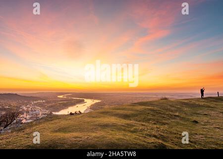 hainburg an der donau, vista sulla città vecchia di hainburg, sul fiume donau (danubio) e sul parco nazionale donau-auen (danubio-auen) dalla montagna braunsberg al tramonto a donau, niederösterreich / bassa austria, austria Foto Stock